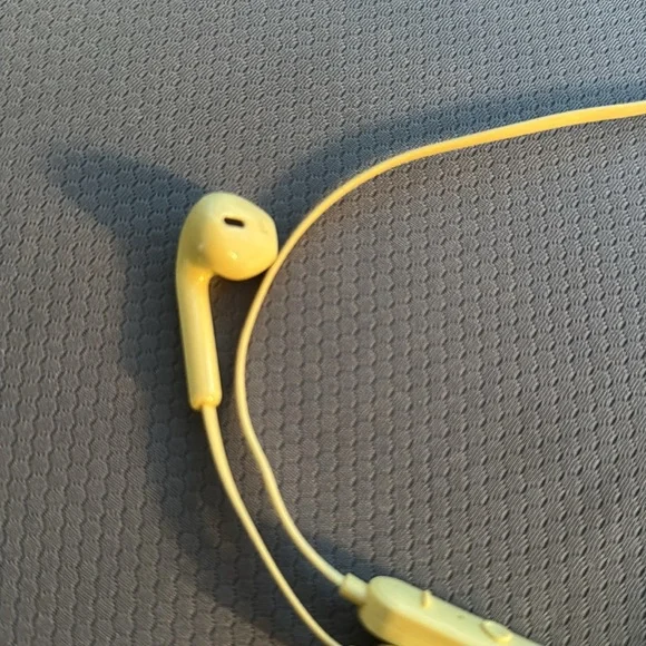 Heyday Yellow Wireless Earbuds - Picture 2 of 3